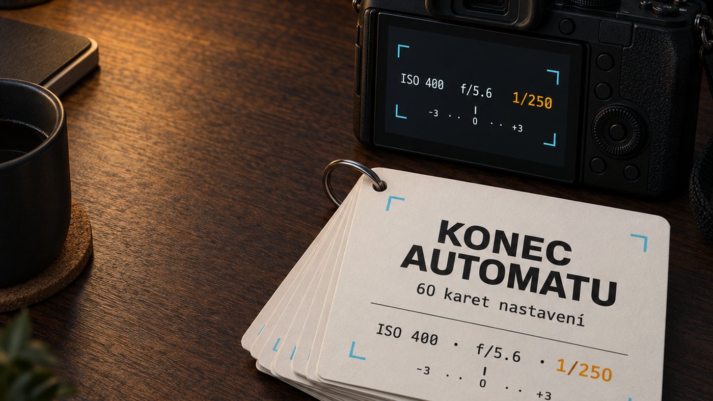 Karty Konec automatu na kroužku vedle bezzrcadlovky na tmavém dřevěném stole